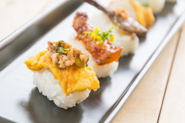 omelet with spicy pork sushi