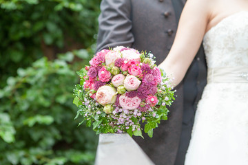 Brautsrau&szlig; Vintage rosa auf einer Br&uuml;cke