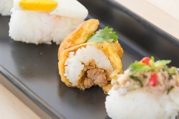 omelet with spicy pork sushi