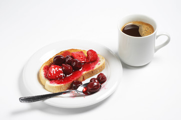 Bread with canned fruits and coffee