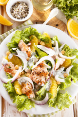 Salmon salad with orange, onion and chickpeas