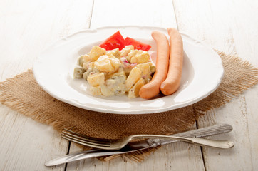 potato salad with tomato and sausage