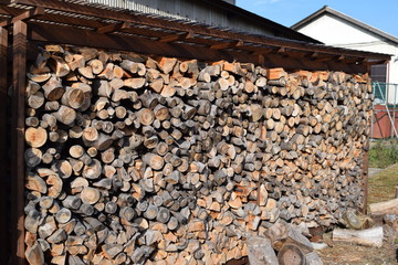 積まれた たきぎ／山形県の庄内地方で、薪ストーブ用の燃料に使用する為に積まれた たきぎを撮影した写真です。