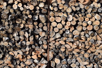 積まれた たきぎ／山形県の庄内地方で、薪ストーブ用の燃料に使用する為に積まれた たきぎを撮影した写真です。