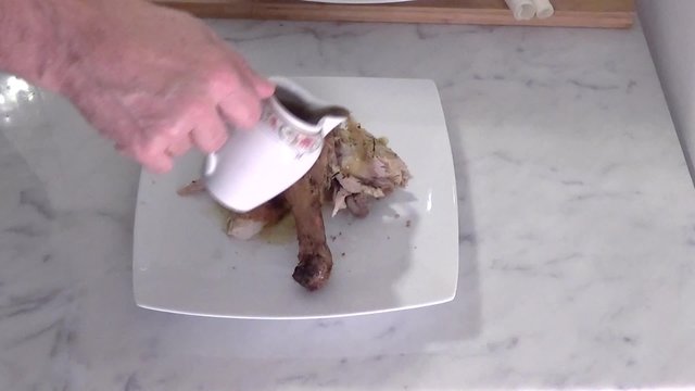 putting sauce over chicken