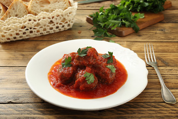  polpette con pomodoro su tavolo di legno rustico