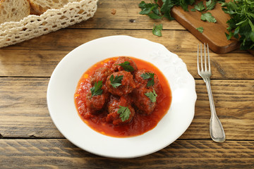 vista dall'alto polpette con pomodoro su tavolo di legno rustico