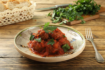  polpette con pomodoro su tavolo di legno rustico