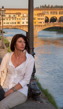 Firenze, Donna con sfondo di Ponte Vecchio sull'Arno
