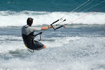 Naklejka premium Kite surfer rides