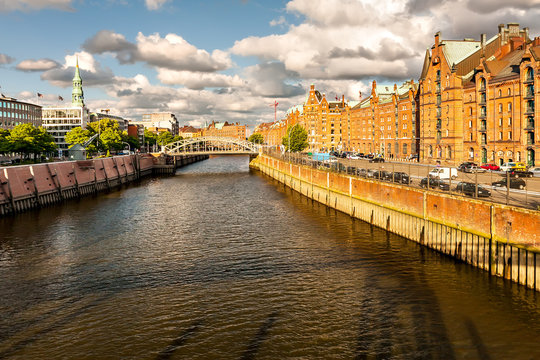 Panorama of Hamburg with a channel and a bridge.