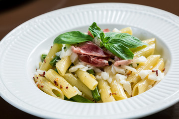 Pasta with ham and goat cheese