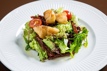 Scallop salad vith vegetables