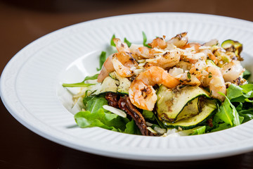 Shrimps salad wuth grilled zucchini