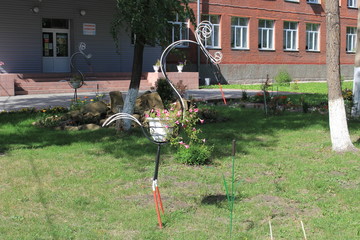 Журавли. Арт-объекты во дворе учебного заведения в Новокузнецке