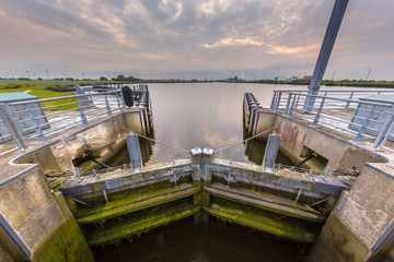 Locking chamber in a major waterway