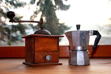 Kaffeemühle und Espressokocher am Fenster