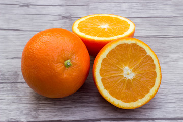 Frische aufgeschnittene Orangen in Nahaufnahme