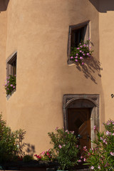 Fototapeta na wymiar Detalle de una típica casa alsaciana en Ribeauville, Alsacia, Francia