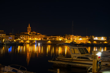 Obraz premium alghero cityscape at night