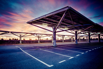 parking vide au coucher du soleil