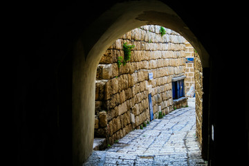 Opening to the light of a tunnel or passageway, through a stone