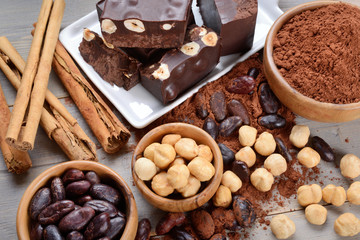 Dark chocolate, cocoa beans, hazelnuts, cinnamon and cocoa powde
