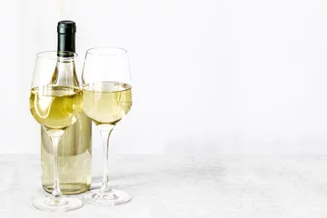 Photo sur Plexiglas Vin Bottle of vine and two glass wine are stand on the white tablecl