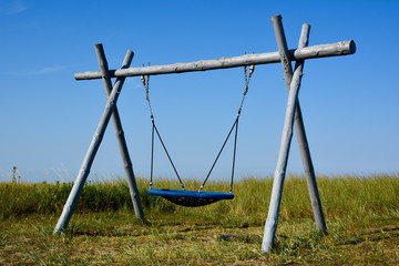 Nestschaukel mit Baumstamm am Strand