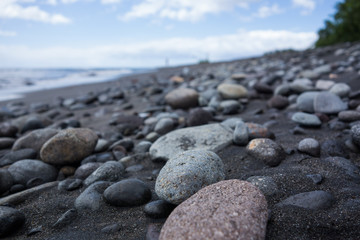 Plage de galet et de sable noir en Guadeloupe, bokeh
