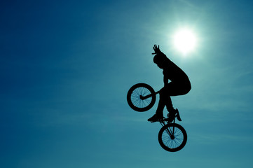 Obraz premium Extreme Silhouette man doing jump with a bmx bike.