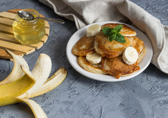 banana pancakes with honey