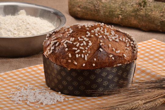 Panetone con chispitas de az&uacute;car blanca.