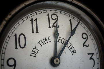 Fünf Minuten nach Zwölf auf Alter Uhr