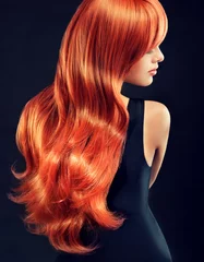Crédence de cuisine en verre imprimé Salon de coiffure Belle fille modèle aux longs cheveux bouclés rouges. Coiffure et cosmétique