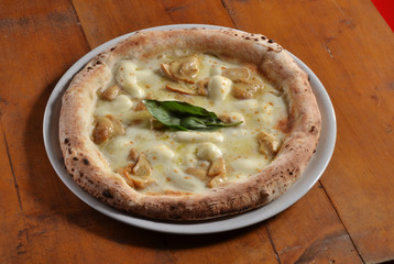 Pizza con hongo champignones y queso.