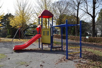 公園の遊具／茨城県龍ケ崎市の公園で、ブランコや滑り台などの遊具を撮影した写真です。