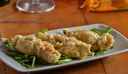 Croquetas de pescado frito.