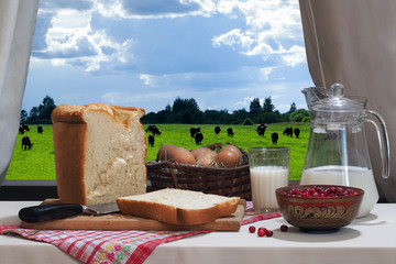 Деревенские продукты - молоко в стакане, яйца в...