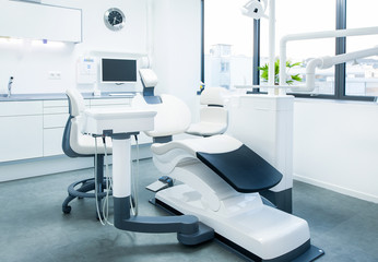 Zahnarzt und Zahnarztstuhl mit Instrumenten für die Zahnmedizin / dental chair