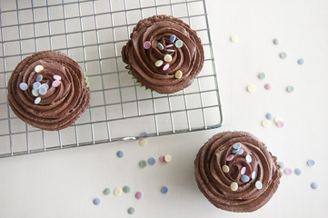 Vista cenital de cupcakes de chocolate