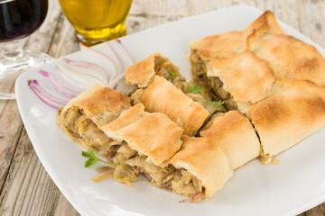 Tortino salato ripieno di carne di manzo, cavolo e cipolla