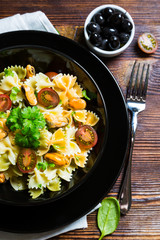 Pasta with cherry tomatoes, mussels and green