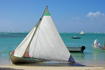 Guadeloupe, voiliers dans le lagon de Sainte-Anne, Antilles