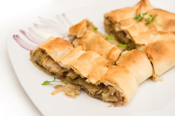 Tortino salato ripieno di carne di manzo, cavolo e cipolla