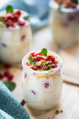 riz au lait au miel, grenade et lait d'amande