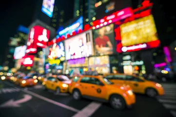 Gordijnen Defocusweergave van bewegwijzering, verkeer en vakantiedrukte op Times Square in de aanloop naar oudejaarsavond in New York City, VS © lazyllama