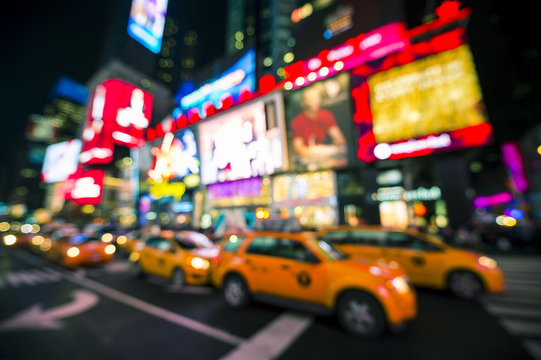 Fototapeta Nieostry widok oznakowania, ruchu i świątecznych tłumów na Times Square w ramach przygotowań do Sylwestra w Nowym Jorku, USA