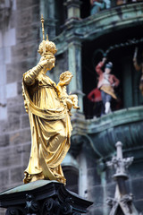 Obraz premium The Mariensaule, a Marian column and Munich city hall on the Mar