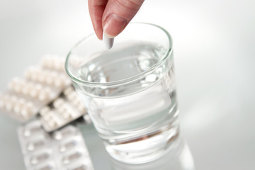 Tablette mit Wasser einnehmen 